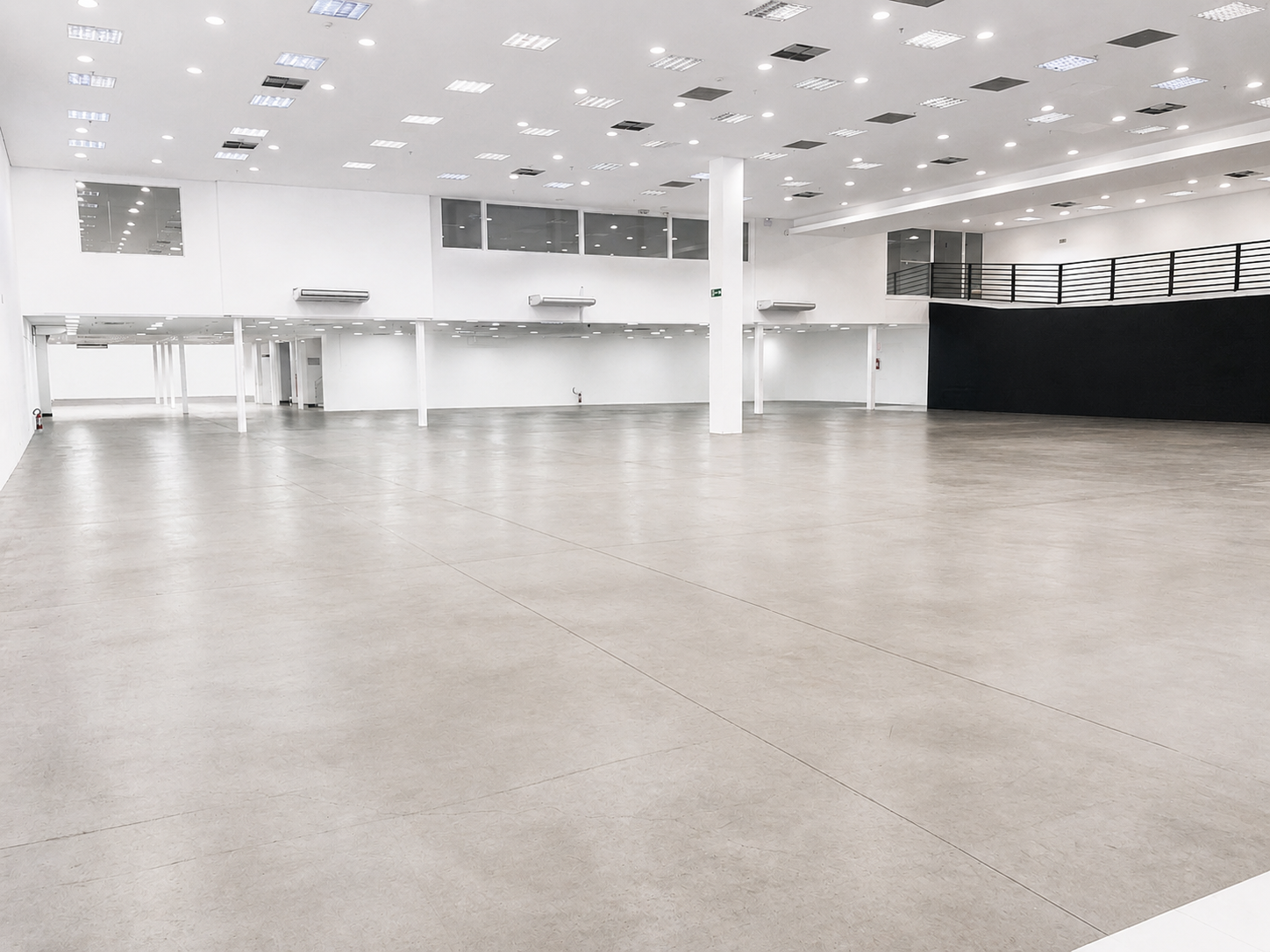 Pavilhão principal com pé-direito alto e iluminação